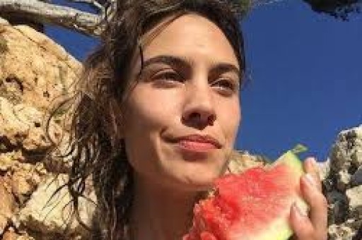 刚分手一周！八卦媒体爆料：维尼修斯在私人场所与数位女性聚会